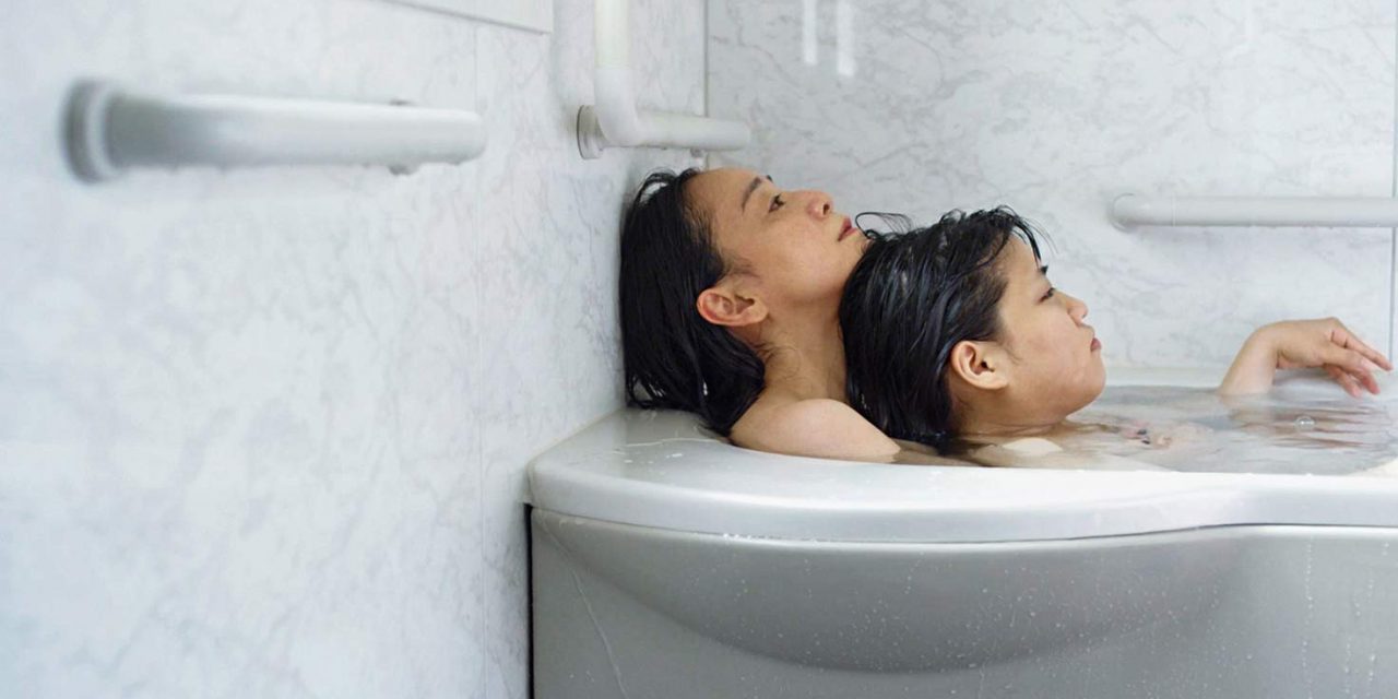 Zwei asiatisch gelesene Personen in einer Badewanne.