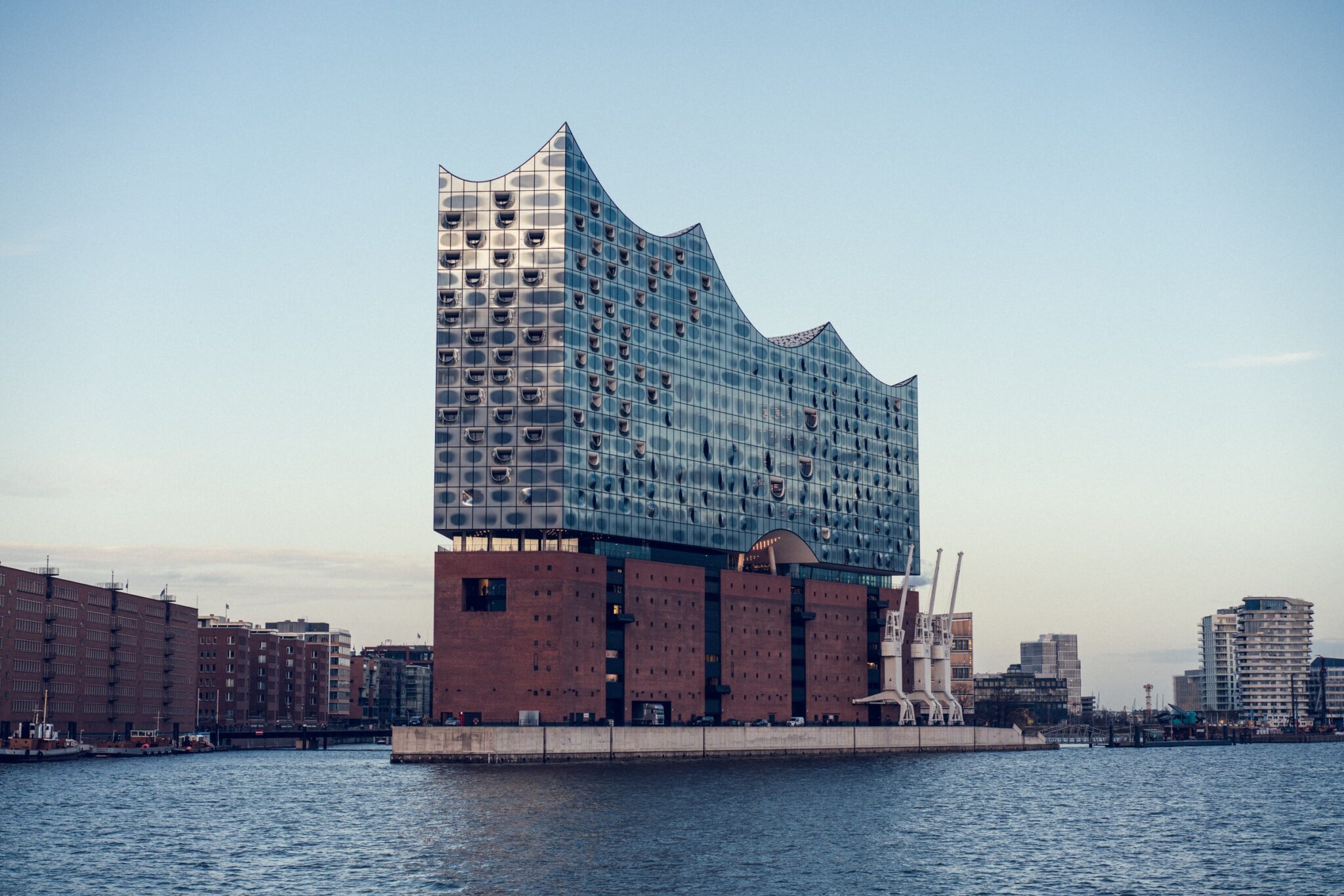 Foto der Hamburger Elbphilharmonie. Daneben ist ein Telefonhörer abgebildet und der Text "bei Anruf Kultur".